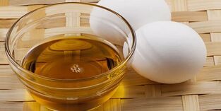 Eier mit Öl zur Herstellung von Heilsalbe