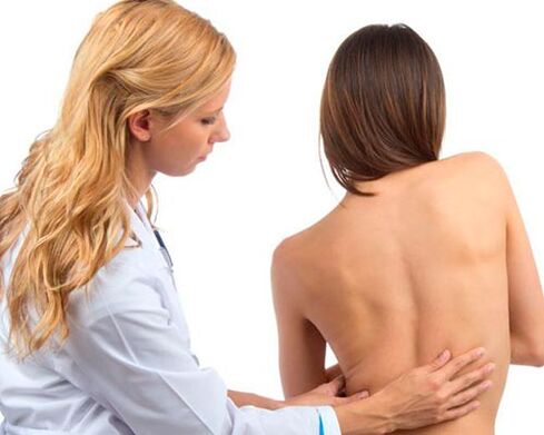 Arzt untersucht den Rücken auf Rückenschmerzen lower
