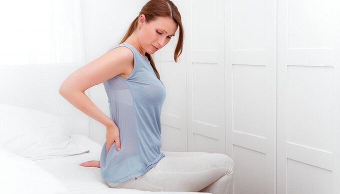 Frau macht sich Sorgen über Rückenschmerzen