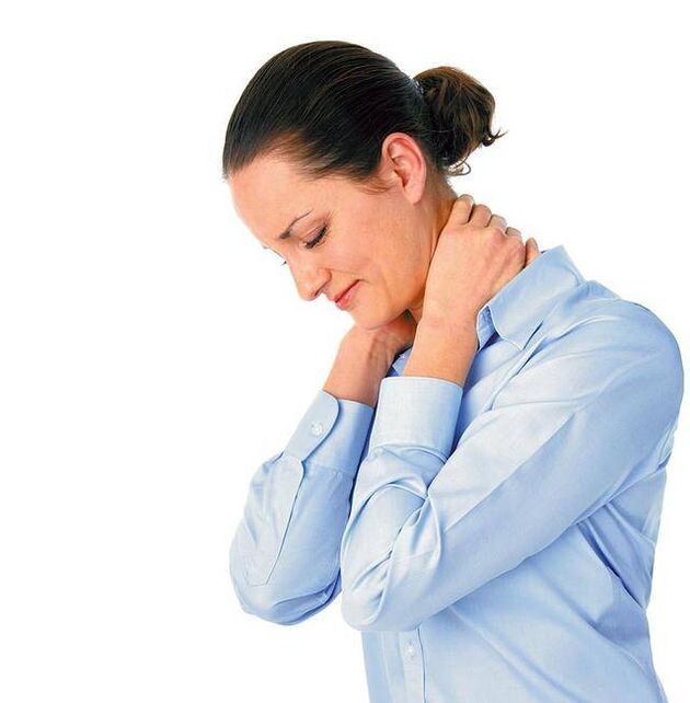 Kopfschmerzen bei einer Frau vor dem Hintergrund einer thorakalen Osteochondrose