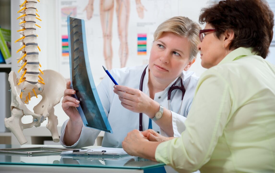 Arzt gibt Empfehlungen für zervikale Osteochondrose